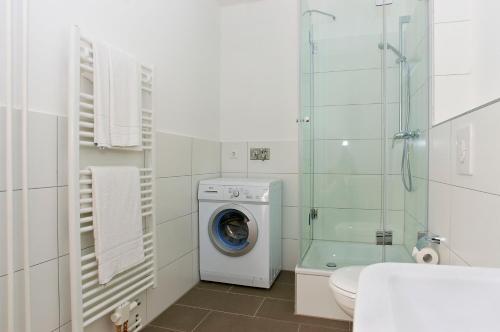 柏林柏林公寓 - 安格利茨公园的白色的浴室内配有洗衣机。