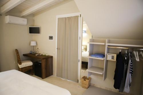 卡利亚里Avion B&B的一间卧室配有一张床、一张书桌和一个衣柜