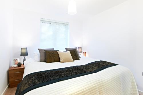 博勒姆伍德博勒姆伍德 - 豪华2卧2卫公寓的卧室配有一张带白色床单和枕头的大床。