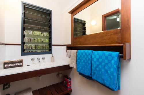 布鲁姆科特豪斯住宿加早餐旅馆的一间带水槽和镜子的浴室
