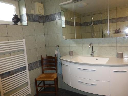 's-Graveland沙坑住宿加早餐旅馆 的一间带水槽、镜子和椅子的浴室