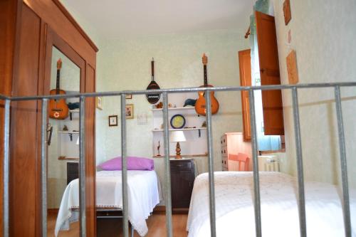 罗卡圣焦万尼casetta za' Lucia的一间卧室配有一张床和吉他架