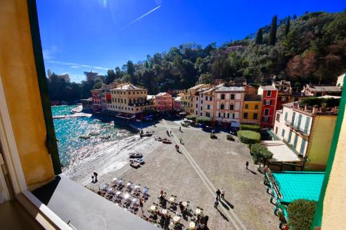 波托菲诺Vela Portofino by KlabHouse的从享有河流的小镇的窗户欣赏美景