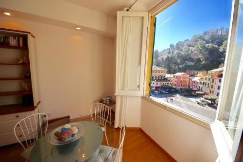 波托菲诺Vela Portofino by KlabHouse的客房设有桌子和大窗户。