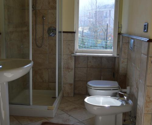 SanfrontIl Borgo的浴室配有卫生间、盥洗盆和淋浴。