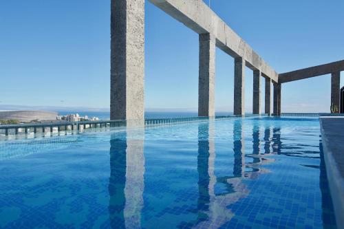 开普敦希洛酒店的海景游泳池