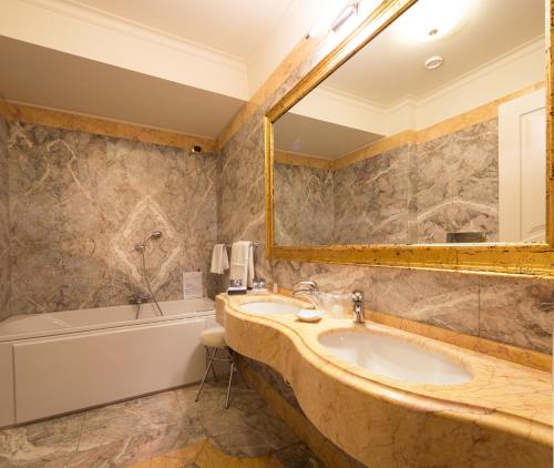 维斯康蒂皇宫豪华酒店的一间浴室