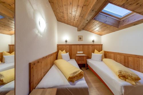索尔登林塞霍夫费雷恩公寓酒店的客房设有两张床和天窗。
