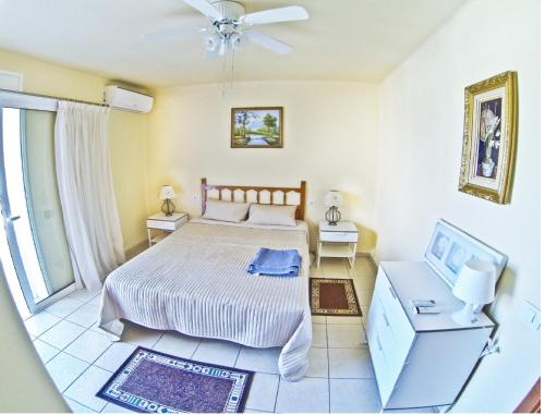 美洲海滩Apartment Paraiso Royal的一间卧室设有一张床和一个窗口
