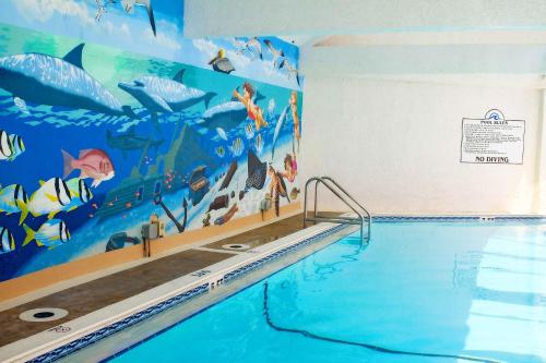 巴拿马城海滩VRI假日海滩地标度假村的一座拥有水族馆壁画的游泳池
