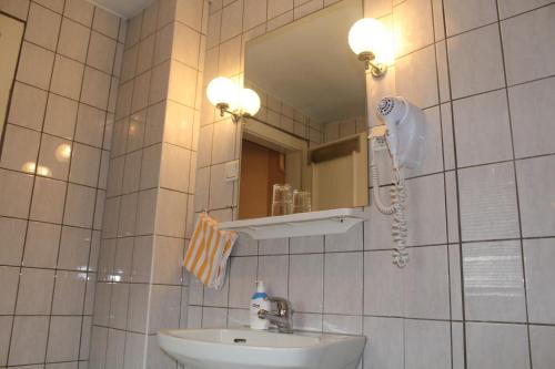 波恩安卢恩普朗茨酒店的一间带水槽和镜子的浴室