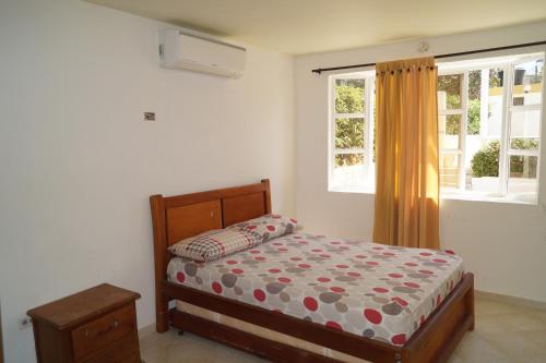 圣安特罗Condominio Punta Bolivar的一间卧室设有一张床和一个窗口