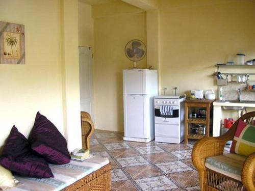 CastaraLillibets的客厅配有白色冰箱和炉灶。