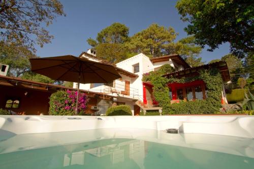 巴耶德布拉沃Las Luciernagas (Adults Only)的一座带游泳池和遮阳伞的房子