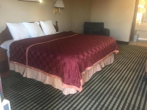 尤里卡尤里卡美国最佳价值套房酒店的酒店客房,配有一张带红色毯子的床