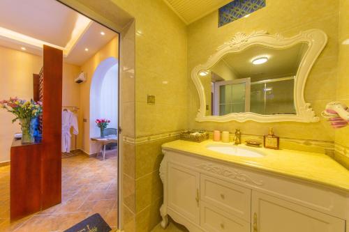 大理大理古城梦圆居精品客栈的一间带水槽和镜子的浴室