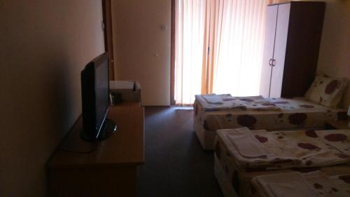 普里莫尔斯科Guest House Pri Valyo的客房设有两张床和一台平面电视。