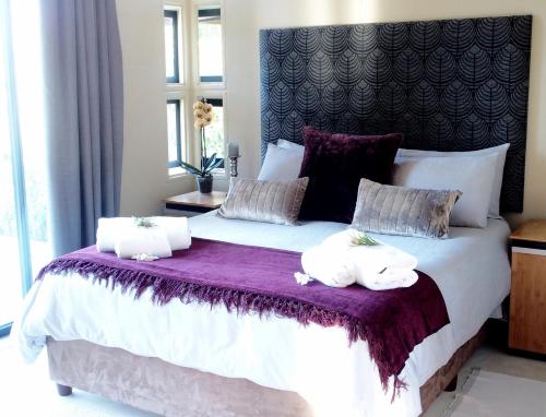 塞吉菲尔德Kalanderkloof cottage的一间卧室配有一张大床和两条毛巾