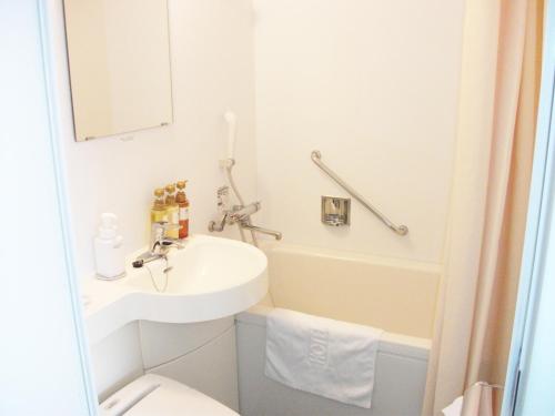 东京MYSTAYS 御茶之水（会议中心）酒店的浴室配有盥洗盆、卫生间和浴缸。