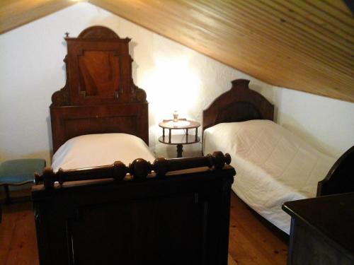 伊佐拉Kmetija Medljan的一间卧室设有两张单人床和木制床头板。