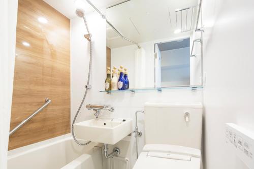 东京MYSTAYS 五反田酒店的浴室配有盥洗盆、卫生间和浴缸。