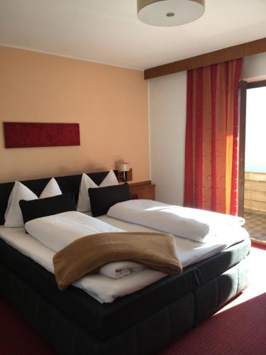 布列瑟农普隆纳霍夫生态宾馆的卧室配有带白色枕头的大床