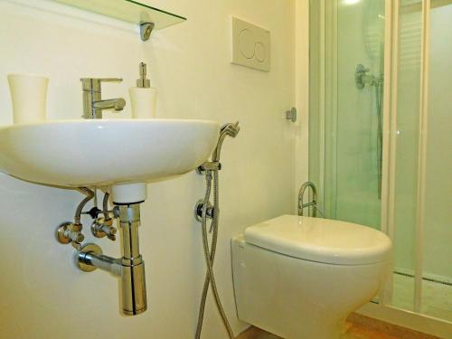滨海波利尼亚诺Nido dello York的一间带水槽和卫生间的浴室