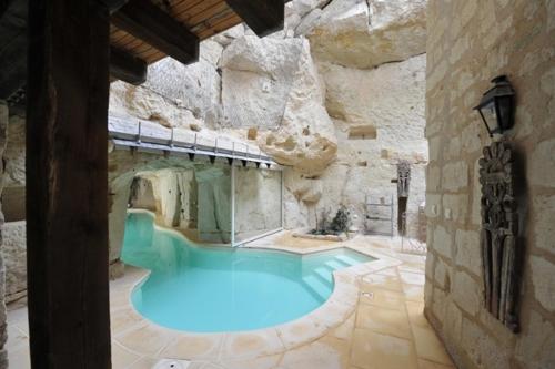 TurquantLogis Demeure de la Vignole的一座石头建筑中的大型游泳池