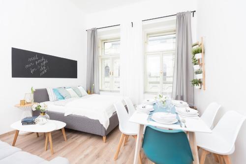 布拉格放松公寓的白色的客厅配有沙发和桌子