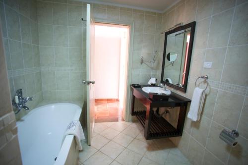 阿瓦萨哈瓦萨海勒度假酒店的带浴缸、水槽和浴缸的浴室
