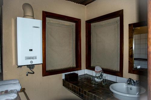 Twee RivierenXaus Lodge的一间带水槽和卫生间的浴室