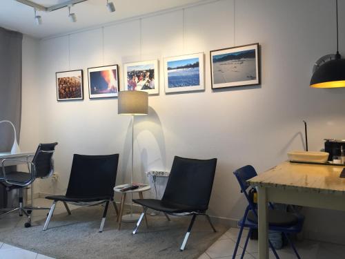 慕尼黑Quiet Oasis Universities/Arts District的墙上有椅子和图片的房间