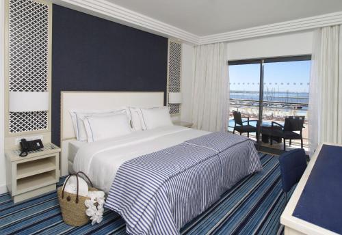 里尔滨海酒店及水疗中心客房内的一张或多张床位