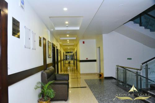 阿加尔塔拉Hotel Sonar Tori的大楼内带长沙发的走廊