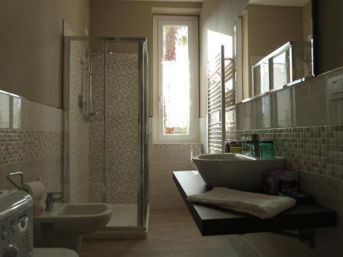 基亚瓦里Ca' da Valeria的带淋浴、盥洗盆和浴缸的浴室