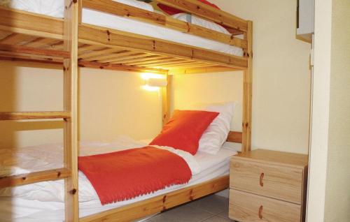 奥斯坦德Apartment "Zeezicht"的一间卧室配有两张双层床和橙色毯子