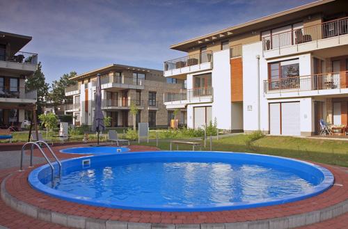 扎马迪Lakeside Luxury Apartment的一座建筑前庭院中的游泳池