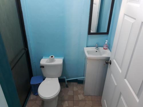 比加瓜Nacientes Lodge的浴室配有白色卫生间和盥洗盆。