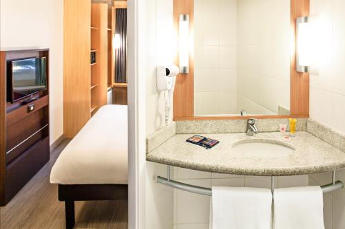 里约热内卢里约热内卢奥林匹克公园宜必思酒店的一间带水槽和镜子的浴室