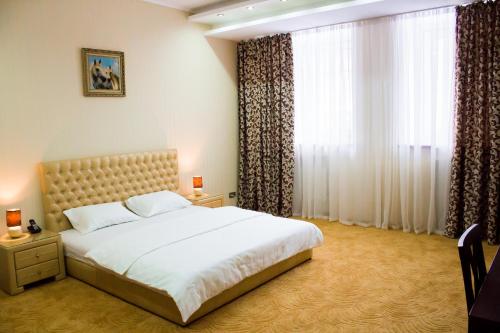 日托米尔艾里尔酒店的一间卧室设有一张床和一个大窗户