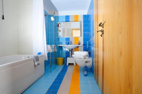 马鲁拉斯Kivotos Villa的带浴缸、卫生间和盥洗盆的浴室