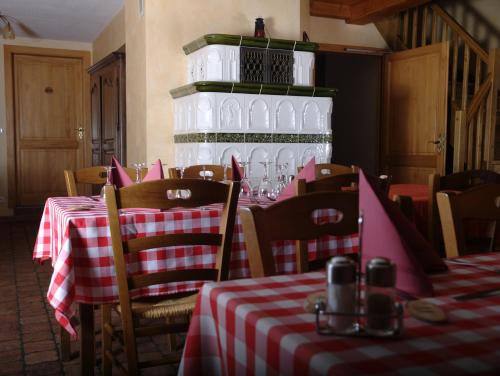 Taintrux拉切里奥勒旅舍的餐厅设有红色和白色的桌椅