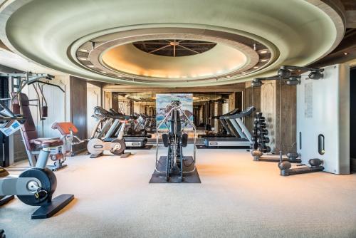 台北君品酒店的健身房设有跑步机和健身器材