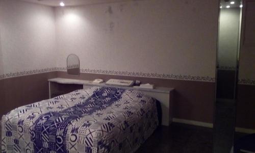 长崎茶时间酒店（情趣酒店）的一间卧室配有一张床和一个带镜子的梳妆台
