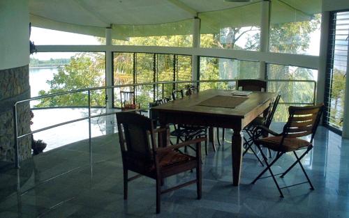 巴东Air Manis Hill Residence的门廊上摆有纱窗的桌椅