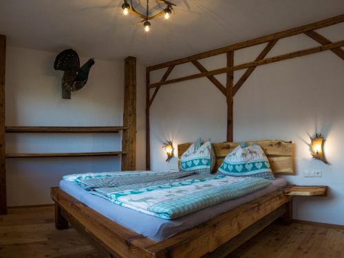 克查赫Troadkasten的一间卧室配有一张带两个枕头的木床