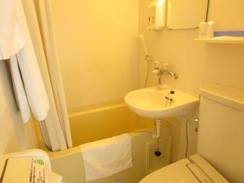 宇都宫Smile Hotel Utsunomiya Higashiguchi的一间带水槽、卫生间和淋浴的浴室