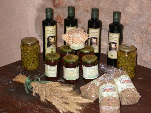 特雷维Agriturismo I Mandorli的一组葡萄酒和一罐食品