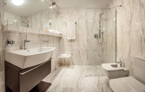 波兹南波兹南斯基A2酒店的白色的浴室设有水槽和卫生间。