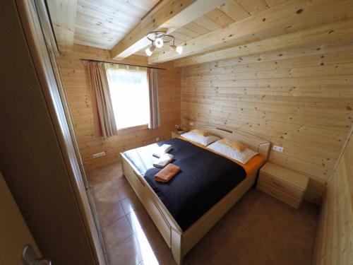 博登斯多夫Ferienhaus Blasge的小木屋内的小房间,配有一张床